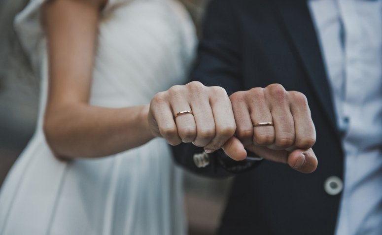 Anillo de bodas de tungsteno: ventajas y desventajas de esta joya moderna