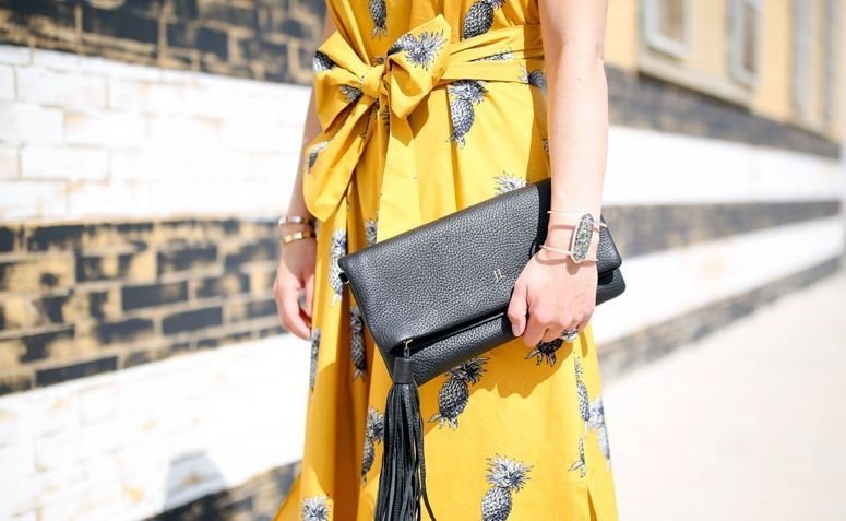 Vestido amarillo: cómo crear looks discretos con este color cálido