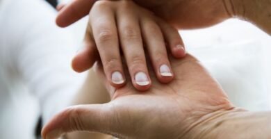 Mujer descubre cáncer después de que una manicura advirtiera sobre una mancha en las uñas