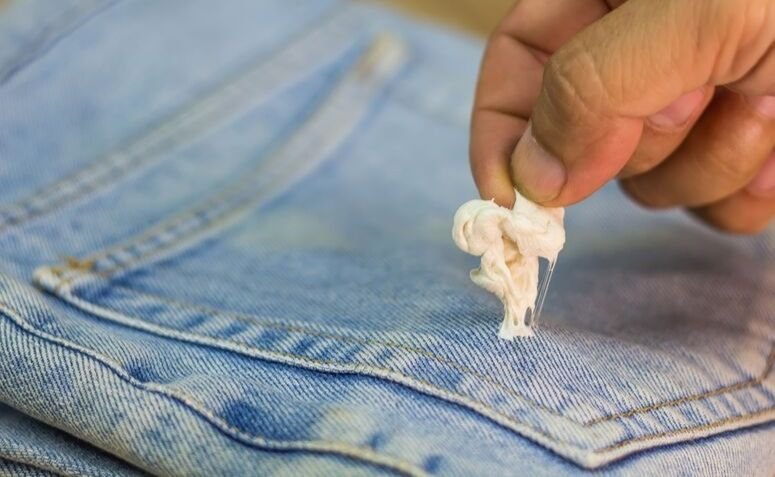 Cómo quitar la goma de mascar de la ropa: 5 técnicas simples que funcionan