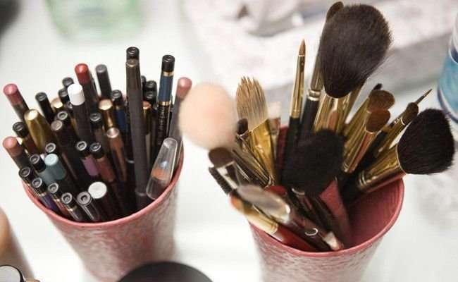 Diferentes formas de organizar los artículos de maquillaje.