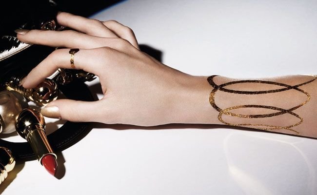 Los tatuajes temporales de oro de 24 quilates de Dior simulan joyas